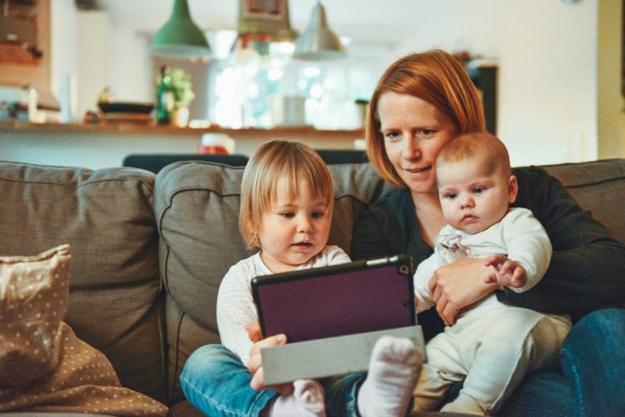 Family digital habits - Unsplash Family spending time together at home