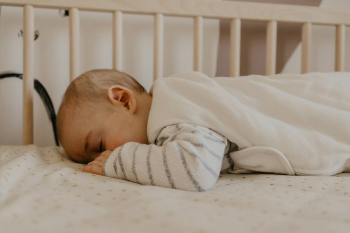 Safe infant sleep in crib Βρέφος που κοιμάται σε βρεφικό κρεβάτι